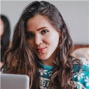 Profesora de comunicación organizacional para jóvenes